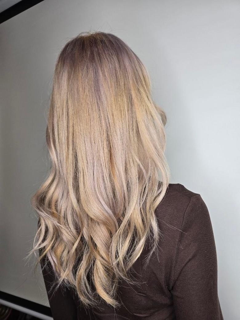 La misma clienta después del cambio de color y corte